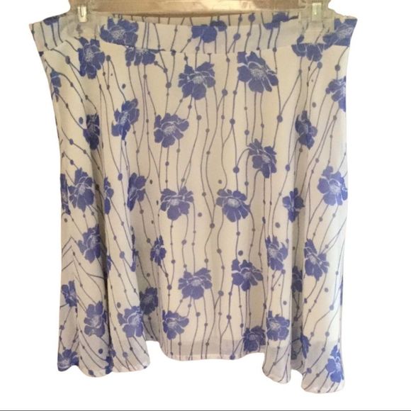 Buttons Francesca’s Vernon Floral Skirt - Picture 2 of 6